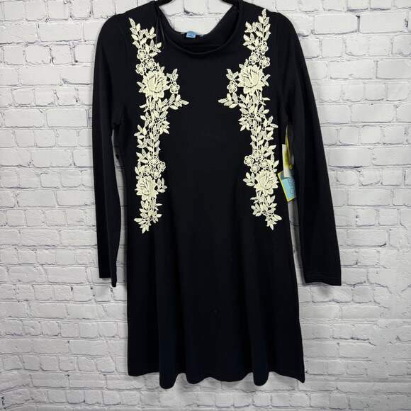 CeCe Dresses & Skirts - CeCe NWT Long Sleeve Dress With Embroidery Detail